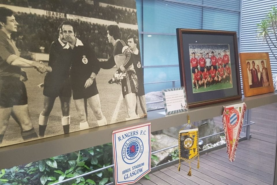 Fotografías y medallas de la exposición Pasión futbolera.