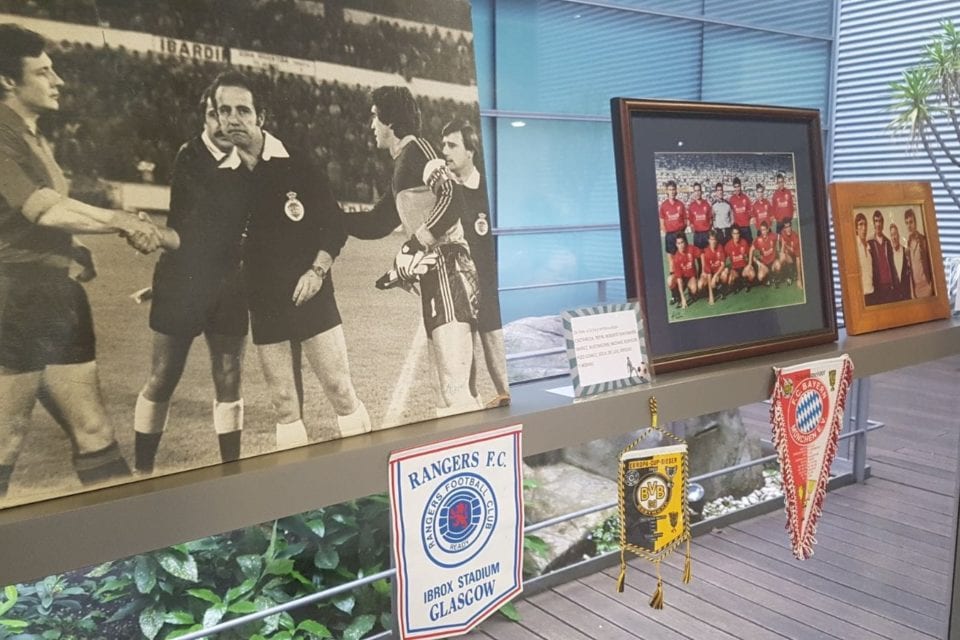 Fotografías y medallas de la exposición Pasión futbolera.