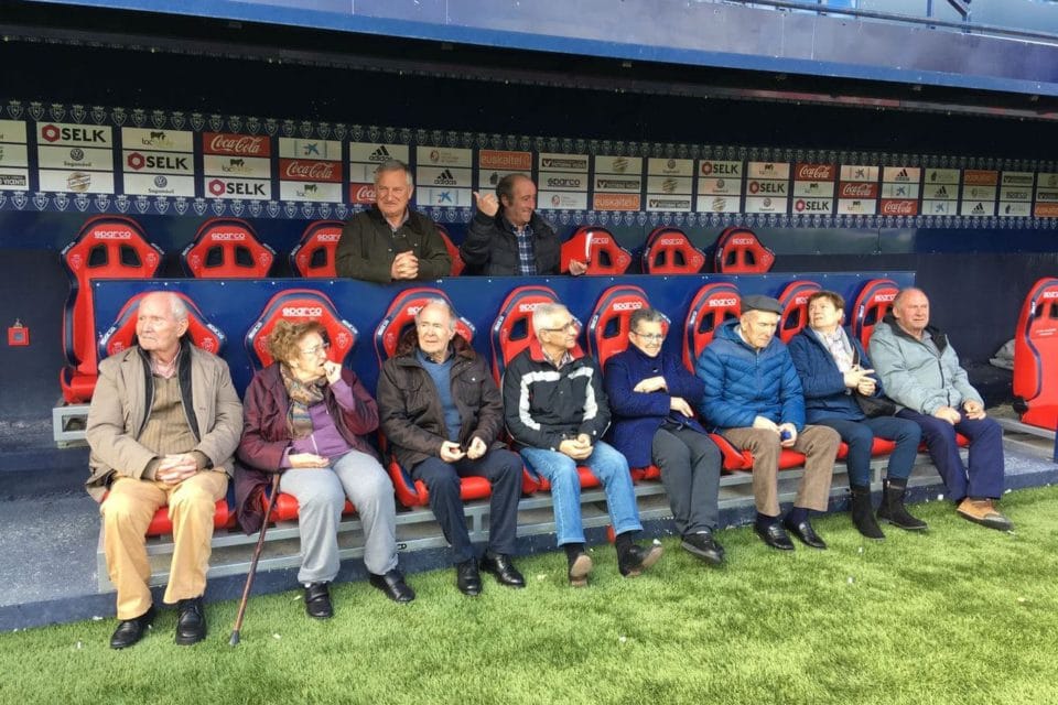 Mayores descansando en los banquillos de El Sadar.